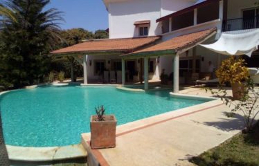 NIANING : Villa d’architecte de 300 m2 habitables et sa piscine originale à vendre