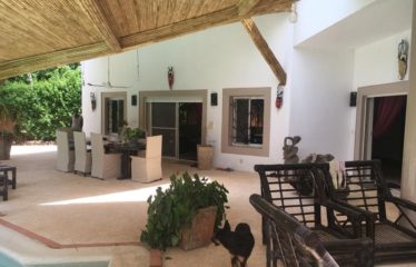 NIANING : Villa d’architecte de 300 m2 habitables et sa piscine originale à vendre