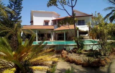 NIANING : Villa d’architecte de 300 m2 habitables et sa piscine originale à vendre