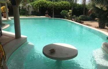 NIANING : Villa d’architecte de 300 m2 habitables et sa piscine originale à vendre
