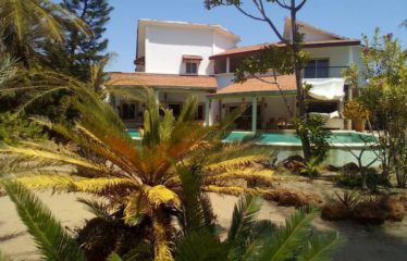 NIANING : Villa d’architecte de 300 m2 habitables et sa piscine originale à vendre