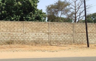 NGAPAROU : Terrain clôturé de 1000 m2 en 1ère position de la route