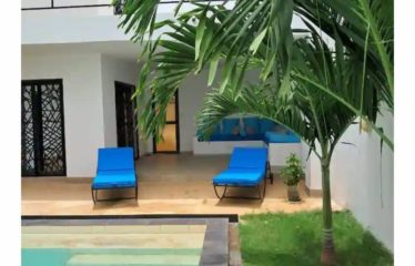 SOMONE : Villa r+1 contemporaine 3 chambres avec piscine à vendre