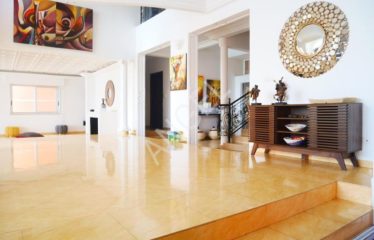 DAKAR NGOR : Très belle villa au Virage Pied dans l’eau avec piscine et vue sur mer