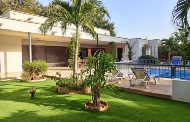 NGUÉRIGNE : Villa de 4 chambres plus 2 studios indépendants avec piscine à louer
