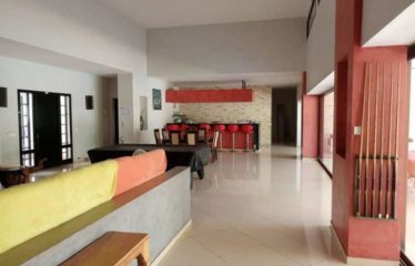 NGUÉRIGNE : Villa de 4 chambres plus 2 studios indépendants avec piscine à louer