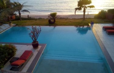 NGAPAROU : Villa pieds dans l’eau 5 chambres avec piscine à vendre