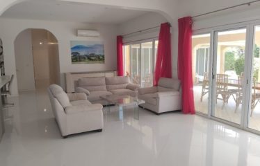 NGUERIGNE : Villa spacieuse et lumineuse avec belle piscine en résidence à louer