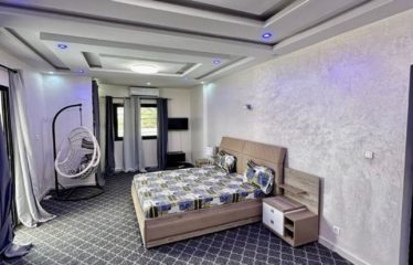NGAPAROU : Villa R+2  avec piscine – 4 chambres en Bail à vendre