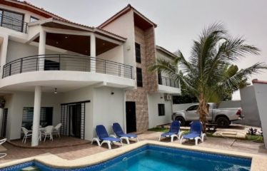 NGAPAROU : Villa r+2 avec piscine – 4 chambres et son salon marocain à louer