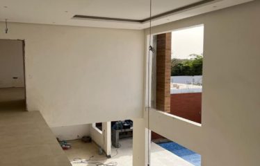 NGAPAROU : Villa R+1 contemporaine neuve 3 chambres avec piscine à vendre