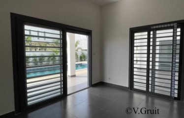 NIANING : Villa neuve 3 chambres avec piscine face à la lagune à vendre