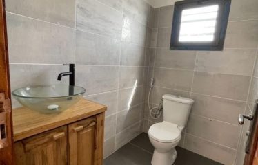 NIANING : Villa neuve 3 chambres avec piscine face à la lagune à vendre