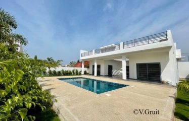NIANING : Villa neuve 3 chambres avec piscine face à la lagune à vendre