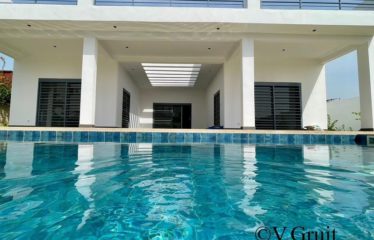NIANING : Villa neuve 3 chambres avec piscine face à la lagune à vendre
