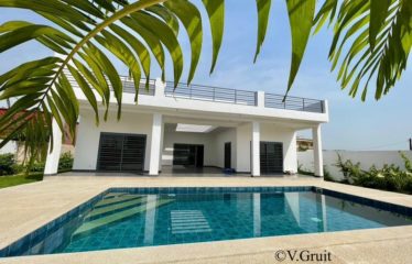 NIANING : Villa neuve 3 chambres avec piscine face à la lagune à vendre