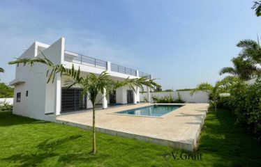 NIANING : Villa neuve 3 chambres avec piscine face à la lagune à vendre