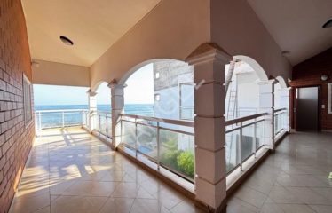 DAKAR YOFF : Grande et belle villa en R+1 à Yoff Océan Pied dans l’eau