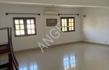 DAKAR POINT-E : Bel appartement non meublé à louer à Karak-école police
