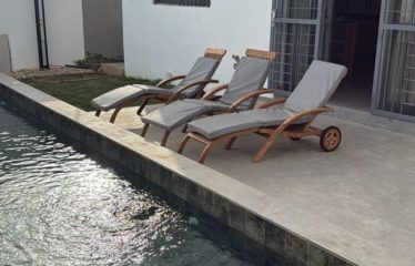 SALY : Villa contemporaine et sa dépendance avec piscine à vendre BV459