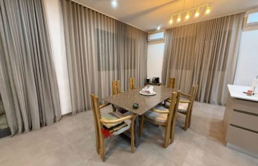 SALY : Villa contemporaine 6 chambres avec piscine en location saisonnière