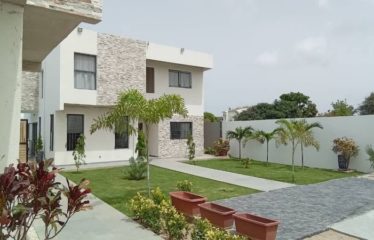 SALY : Villa contemporaine et sa dépendance avec piscine à vendre