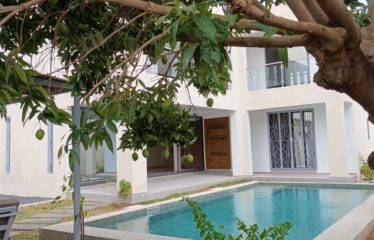 NGAPAROU : Villa contemporaine neuve 4 chambres avec piscine à vendre