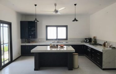NGUERIGNE : Belle villa moderne non meublée avec piscine à louer