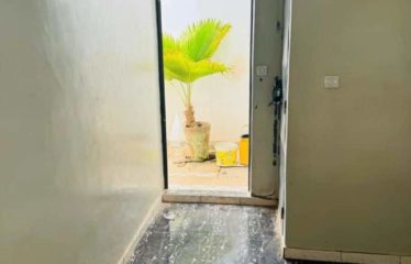 LAC ROSE : Villa 6 chambres à vendre titre foncier en face de la mer
