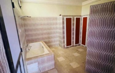 LAC ROSE : Villa 6 chambres à vendre titre foncier en face de la mer