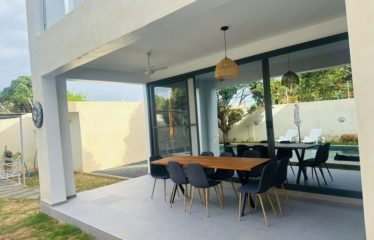 NGAPAROU : Villa contemporaine neuve 4 chambres avec piscine à vendre