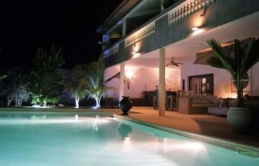 NGAPAROU : Spacieuse villa contemporaine à vendre en 3ème ligne de la mer