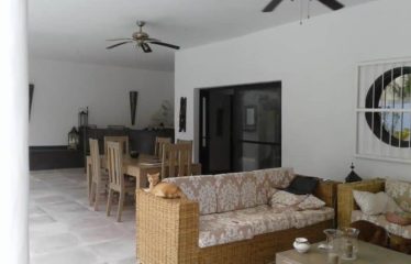 NGAPAROU : Spacieuse villa contemporaine à vendre en 3ème ligne de la mer