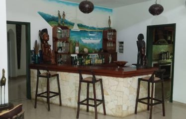 NGUERIGNE : Villa originale de 5 chambres avec piscine à vendre