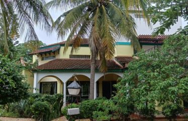 NGUERIGNE : Villa originale de 5 chambres avec piscine à vendre