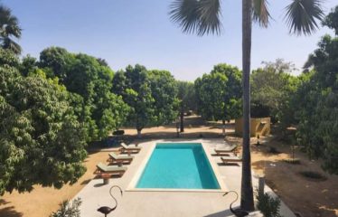 NDANGANE : Villa atypique avec piscine sur un terrain de 9 000 m2 à vendre