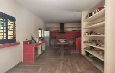 NDANGANE : Villa atypique avec piscine sur un terrain de 9 000 m2 à vendre