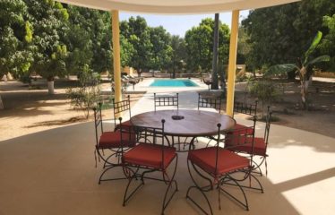 NDANGANE : Villa atypique avec piscine sur un terrain de 9 000 m2 à vendre