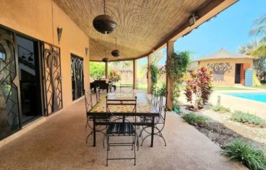 NIANING : Villa 5 chambres avec piscine au bord de la lagune à louer
