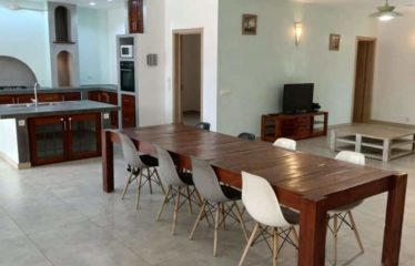 NGAPAROU : Villa contemporaine plain pied 4 chambres avec piscine à vendre