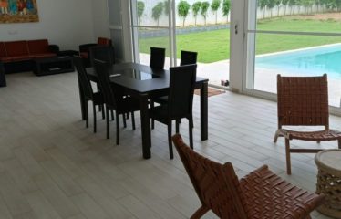 SOMONE : Villa contemporaine plain pied 4 chambres avec piscine à louer