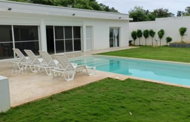 SOMONE : Villa contemporaine plain pied 4 chambres avec piscine à louer