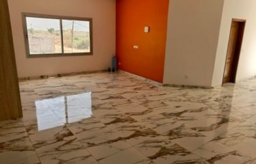 NGAPAROU : Villa R+1 5 chambres avec piscine à vendre