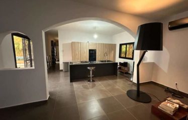 NGUÉRIGNE: Luxurious 1,704 m² villa for sale