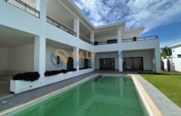 NGAPAROU : Villa R+1 à vendre 300 m² sur 800 m² de terrain