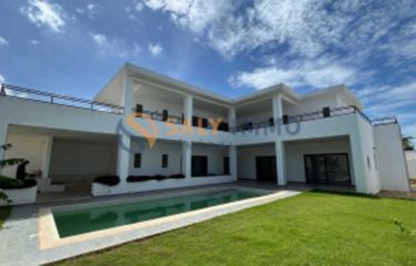 NGAPAROU : Villa R+1 à vendre 300 m² sur 800 m² de terrain