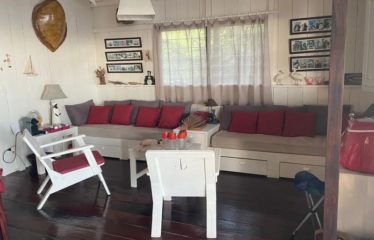 DIEMBÉRING : Superbe maison sur pilotis à vendre – Pieds dans l’eau