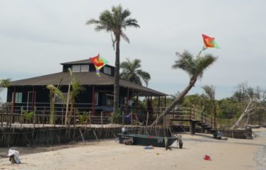 DIEMBÉRING : Superbe maison sur pilotis à vendre – Pieds dans l’eau