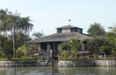 DIEMBÉRING : Superbe maison sur pilotis à vendre – Pieds dans l’eau