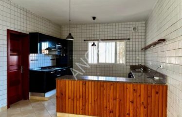 DAKAR YOFF : Grande villa R+1 à louer – Pied dans l’eau